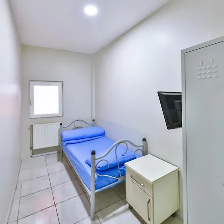 Goekce - Only Men Hostel *