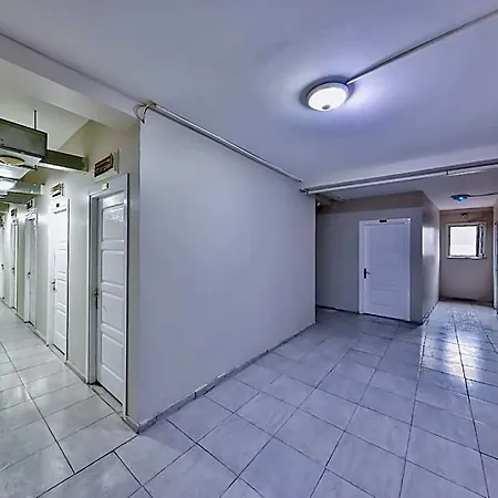 Goekce - Only Men Hostal Estambul