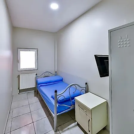 Goekce - Only Men Hostal Estambul
